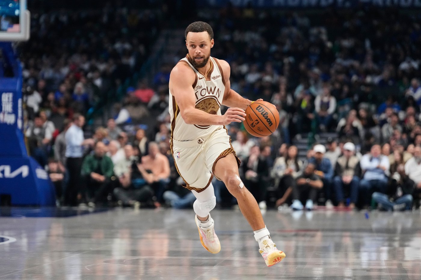 Mavs beat Warriors 123-115 on night Stephen Curry becomes first with 10,000 attempts from 3 | iNFOnews.ca Mavs beat Warriors 123-115 on night Stephen Curry becomes first with 10,000 attempts from 3 | iNFOnews.ca
