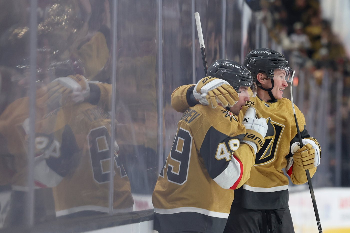 Logan Cooley scores late as the Mammoth beat the Golden Knights 3-2 to even playoffs series | iNFOnews.ca