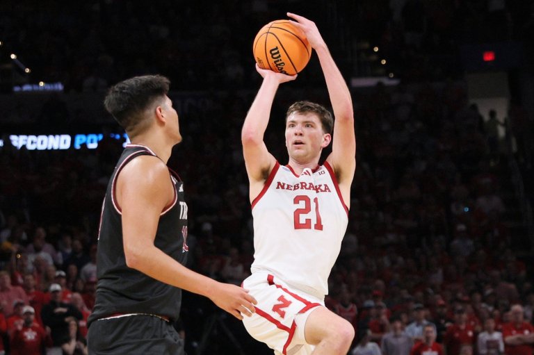 Nebraska gets its first NCAA Tournament win, beating Troy 76-47 behind Pryce Sandfort's 23 points | iNFOnews.ca