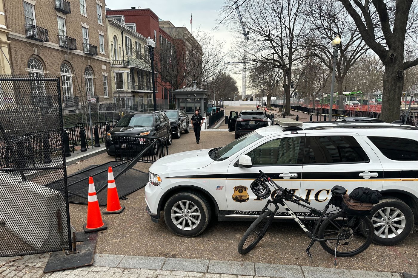 Man taken into custody after driving van into security gate outside White House, authorities say | iNFOnews.ca Man taken into custody after driving van into security gate outside White House, authorities say | iNFOnews.ca