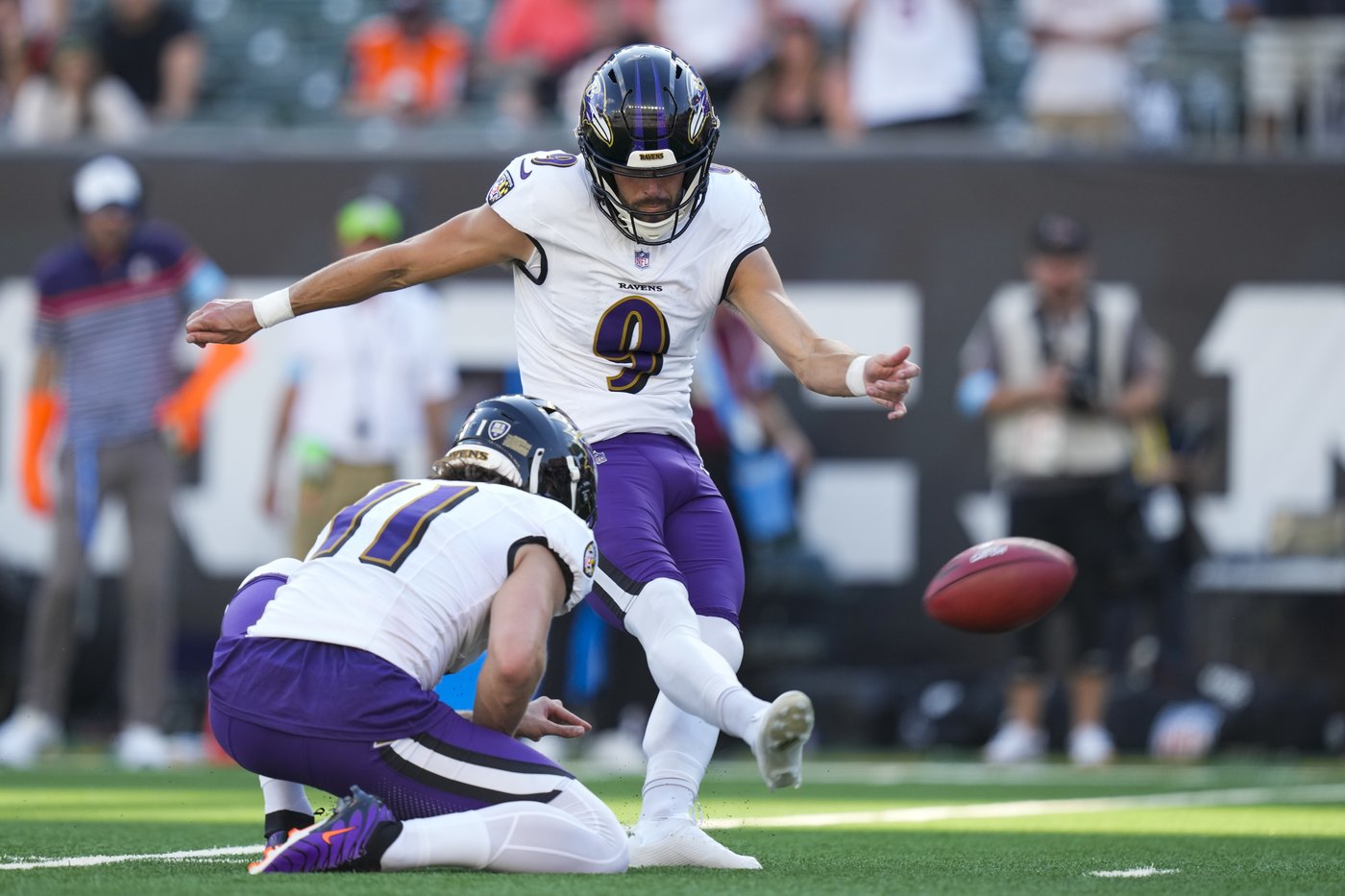 Justin Tucker's field goal after Derrick Henry's big run lifts Ravens to a wild 41-38 overtime win | iNFOnews.ca Justin Tucker's field goal after Derrick Henry's big run lifts Ravens to a wild 41-38 overtime win | iNFOnews.ca