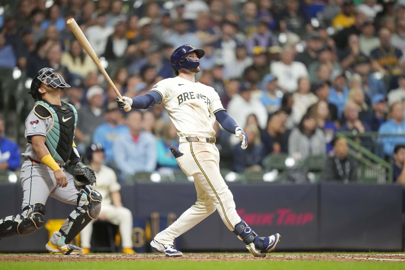 Isaac Collins' sacrifice fly lifts Brewers past Diamondbacks 9-8 after blowing 6-run lead | iNFOnews.ca Isaac Collins' sacrifice fly lifts Brewers past Diamondbacks 9-8 after blowing 6-run lead | iNFOnews.ca