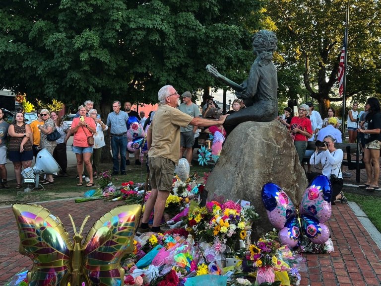 How Dolly Parton's love of the Great Smoky Mountains helped transform her hometown | iNFOnews.ca