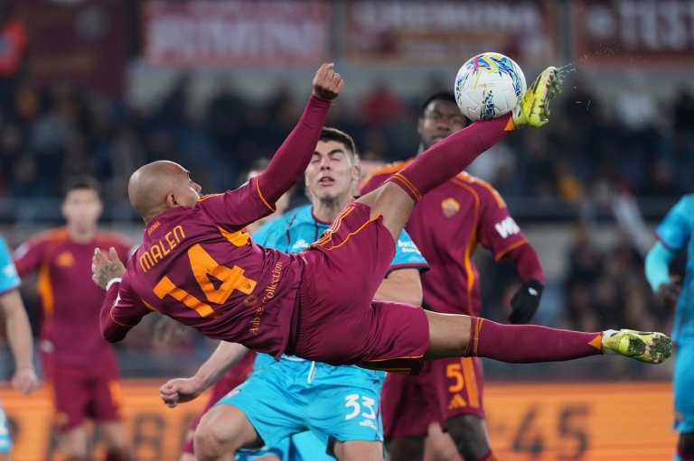 Malen's priceless double keeps Roma in touch with Serie A pack | iNFOnews.ca