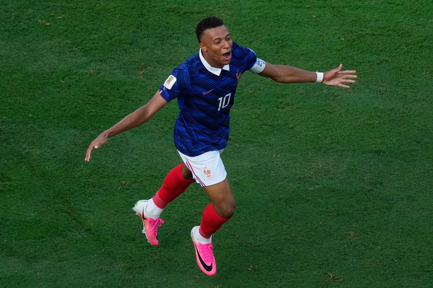 Mbappé scores twice to tie Messi for World Cup lead with 6 goals, France beats Sweden 3-0 | iNFOnews.ca