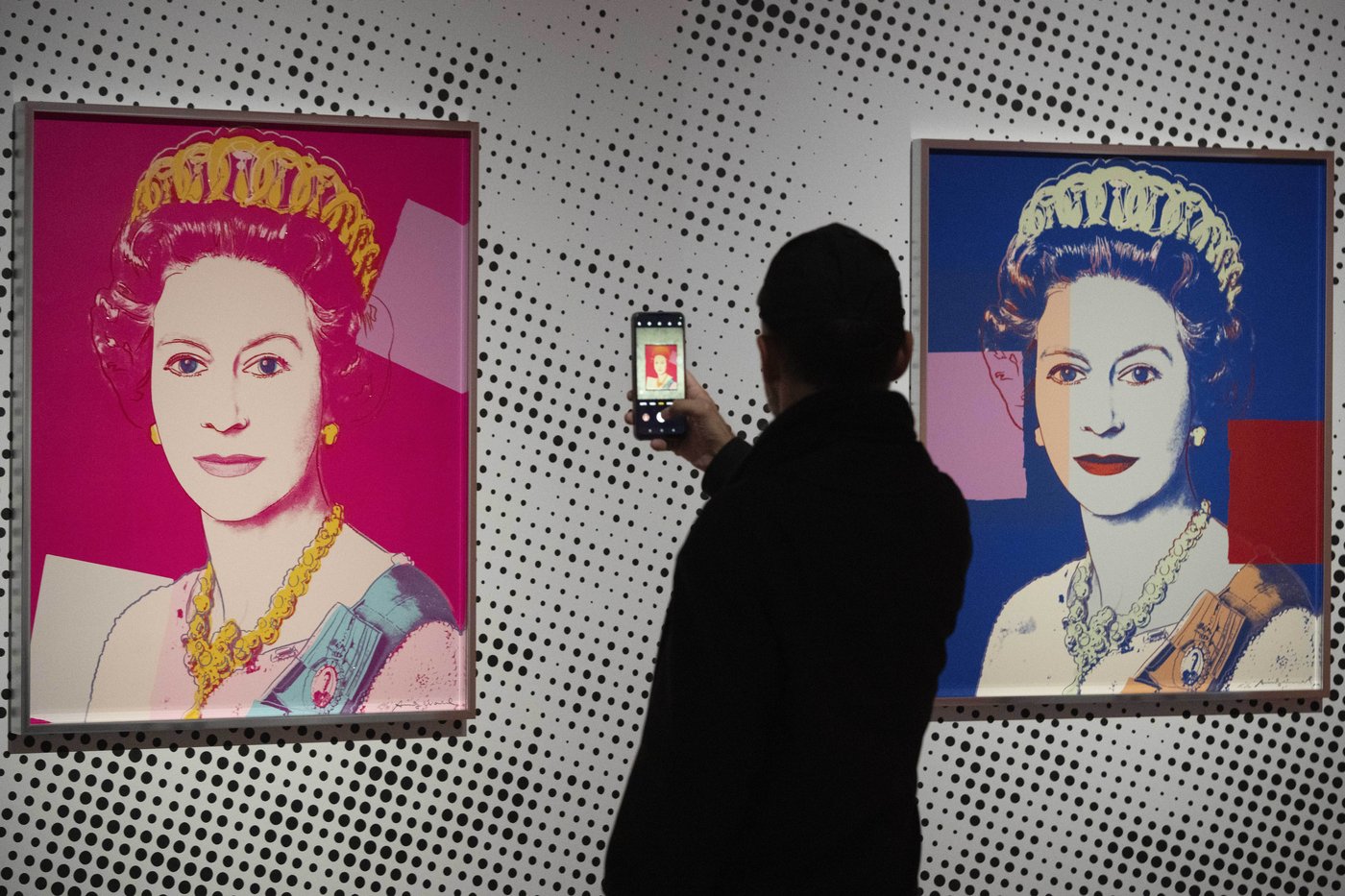 'Amateurish' thieves steal 2 Warhol prints, damage 2 more in botched heist at Dutch gallery | iNFOnews.ca