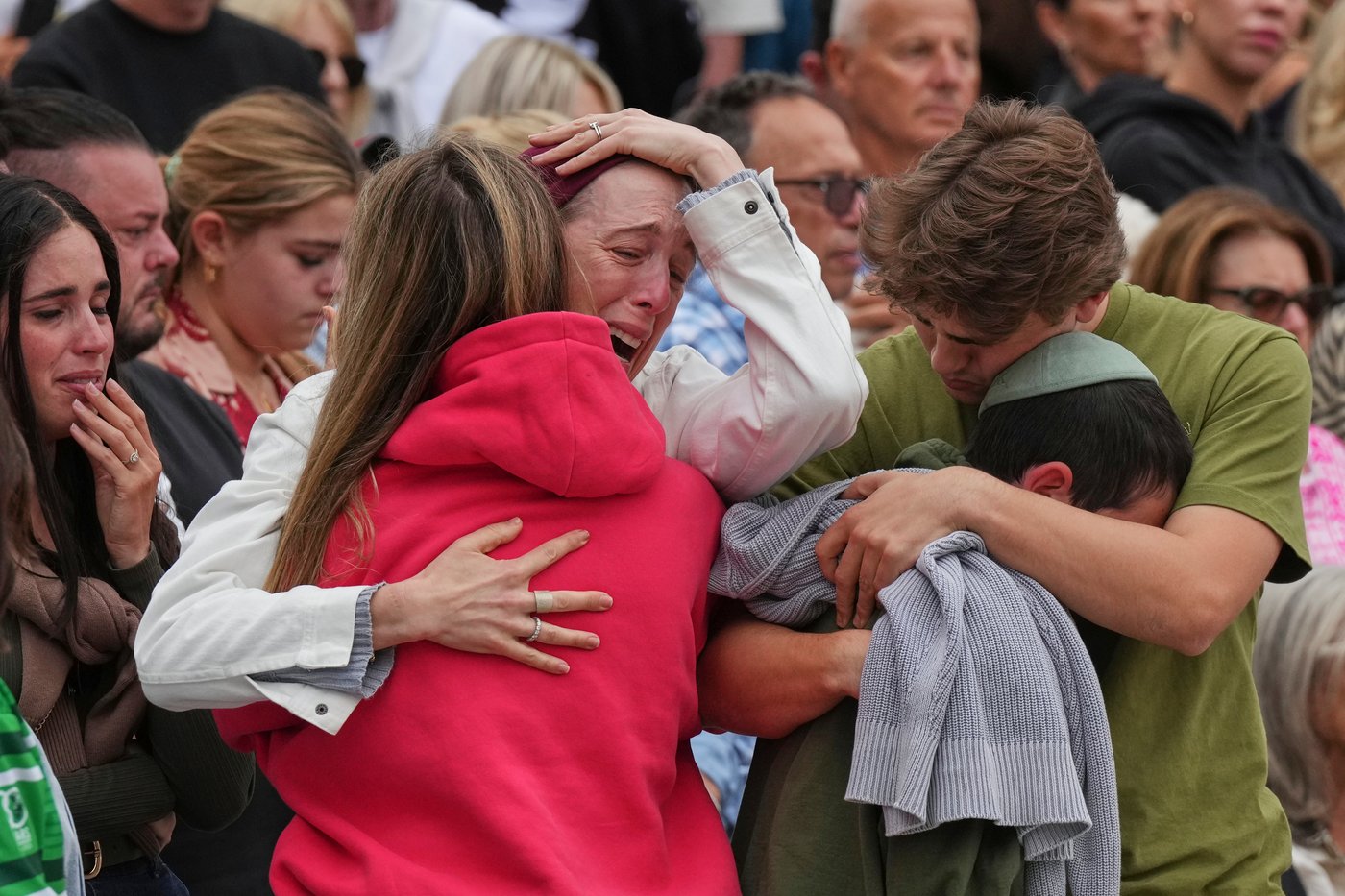 Photos show Australians mourning the victims of the Hanukkah attack on Bondi Beach | iNFOnews.ca
