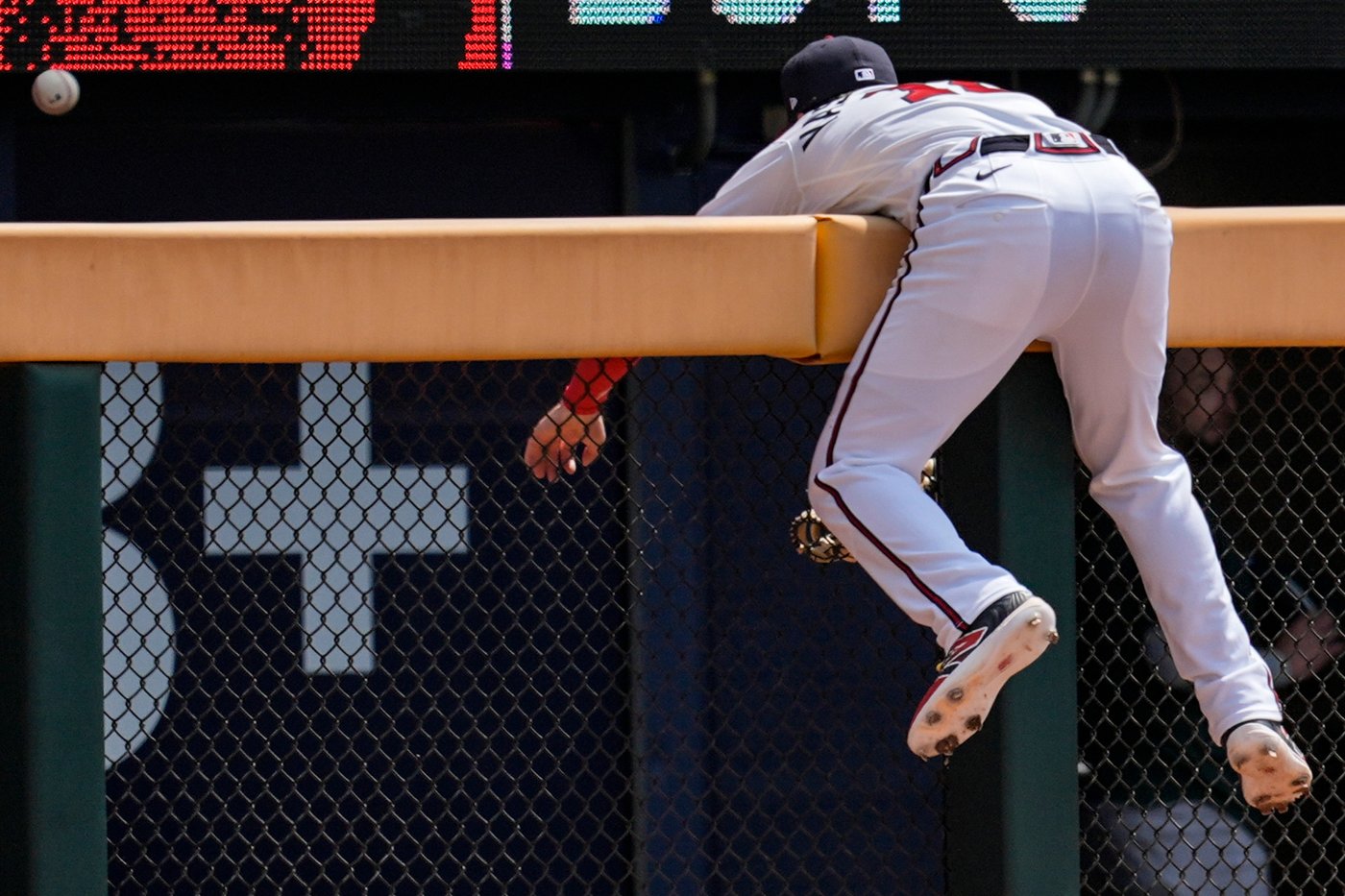 Drake Baldwin, Chris Sale lead the Braves to a 5-1 win over the struggling Athletics | iNFOnews.ca