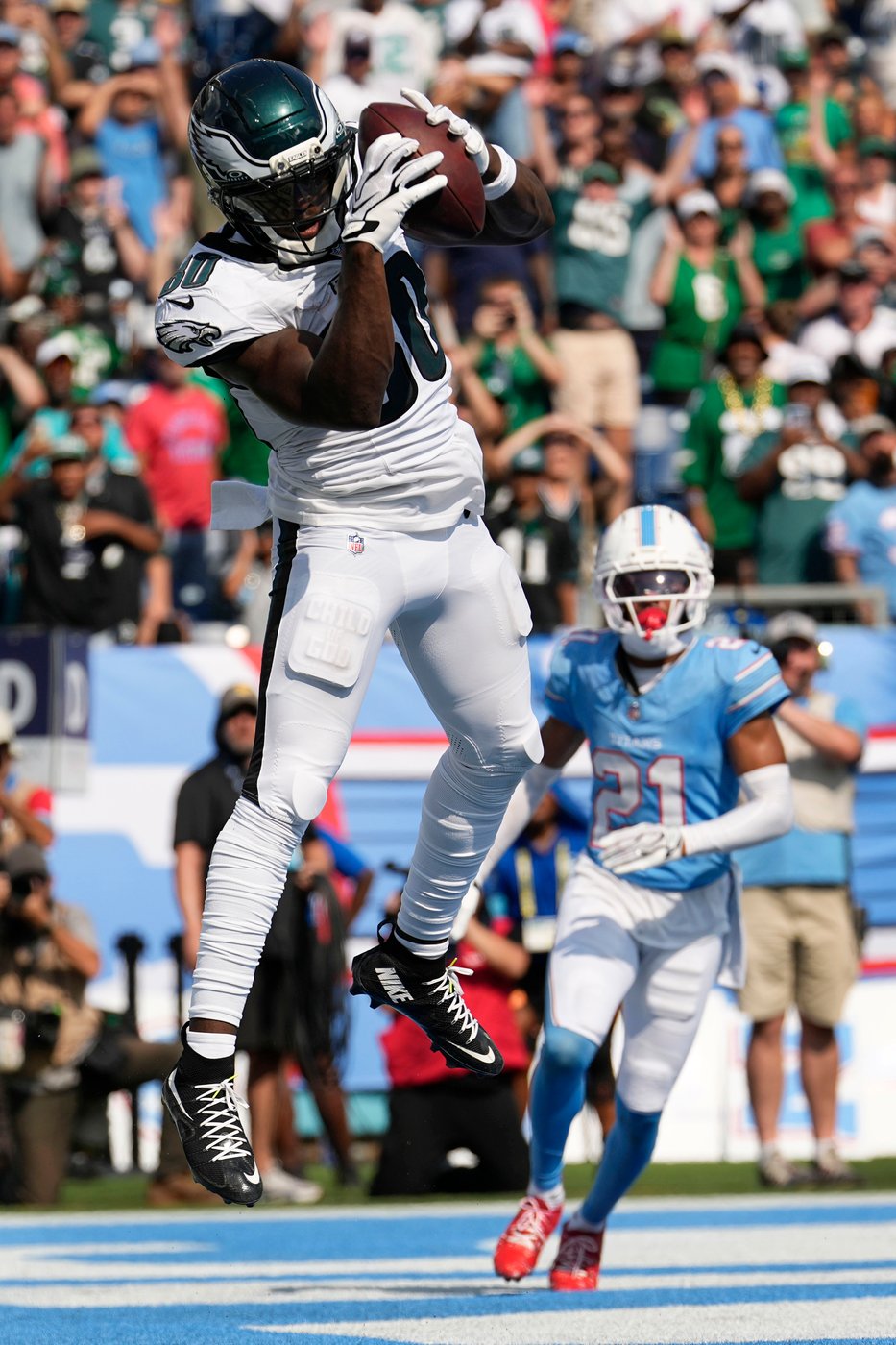 Jalen Hurts hits Darius Cooper for TD with 9 seconds left to lift the Eagles past the Titans 24-20 | iNFOnews.ca Jalen Hurts hits Darius Cooper for TD with 9 seconds left to lift the Eagles past the Titans 24-20 | iNFOnews.ca