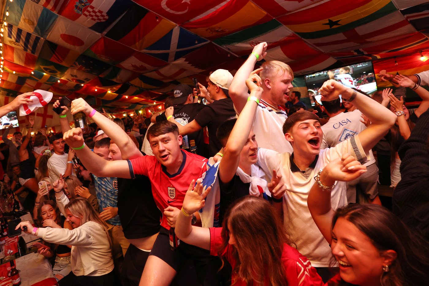 Pubs in England can stay open until 5 a.m. on Monday to show Mexico game at World Cup | iNFOnews.ca