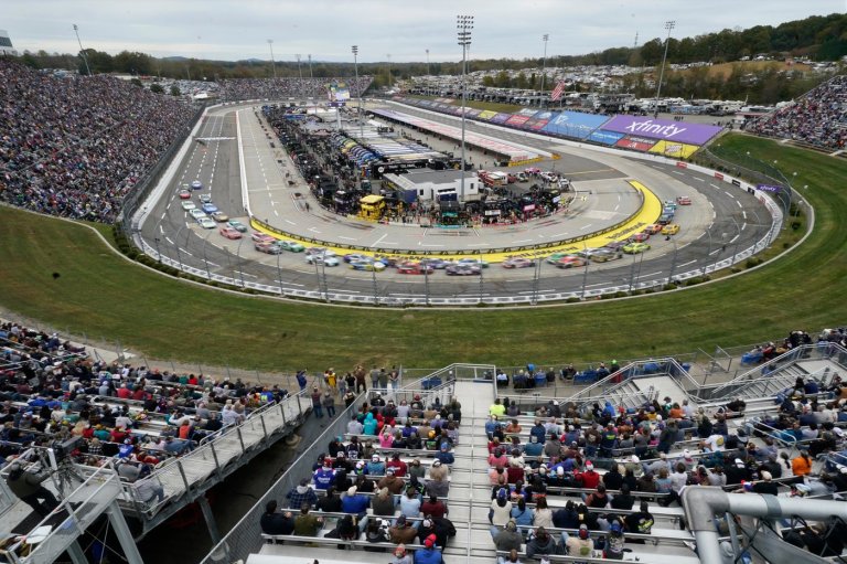 Byron outduels Blaney for victory at Martinsville and NASCAR Championship 4 berth | iNFOnews.ca Byron outduels Blaney for victory at Martinsville and NASCAR Championship 4 berth | iNFOnews.ca