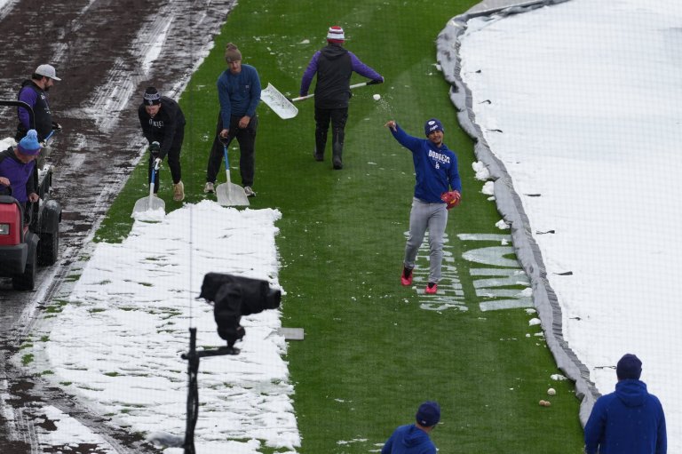 Surprise mid-April snow coats Coors Field as Dodgers-Rockies series gets off to frosty start | iNFOnews.ca