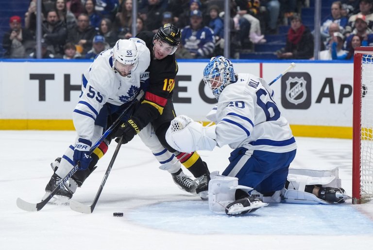 Maple Leafs snap six-game skid with 3-2 shootout win over Canucks | iNFOnews.ca