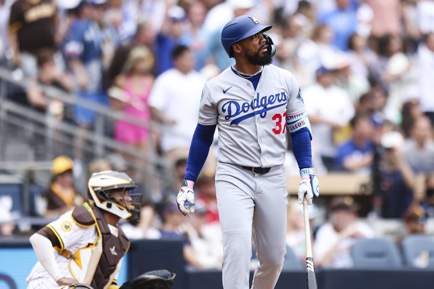 Teoscar Hernández hits a 3-run homer and the Dodgers beat the Padres 5-2 to win the series | iNFOnews.ca