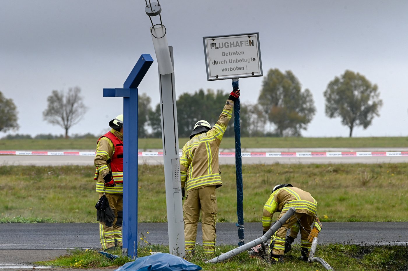 German authorities investigate a hole cut into a fence at Leipzig airport | iNFOnews.ca German authorities investigate a hole cut into a fence at Leipzig airport | iNFOnews.ca
