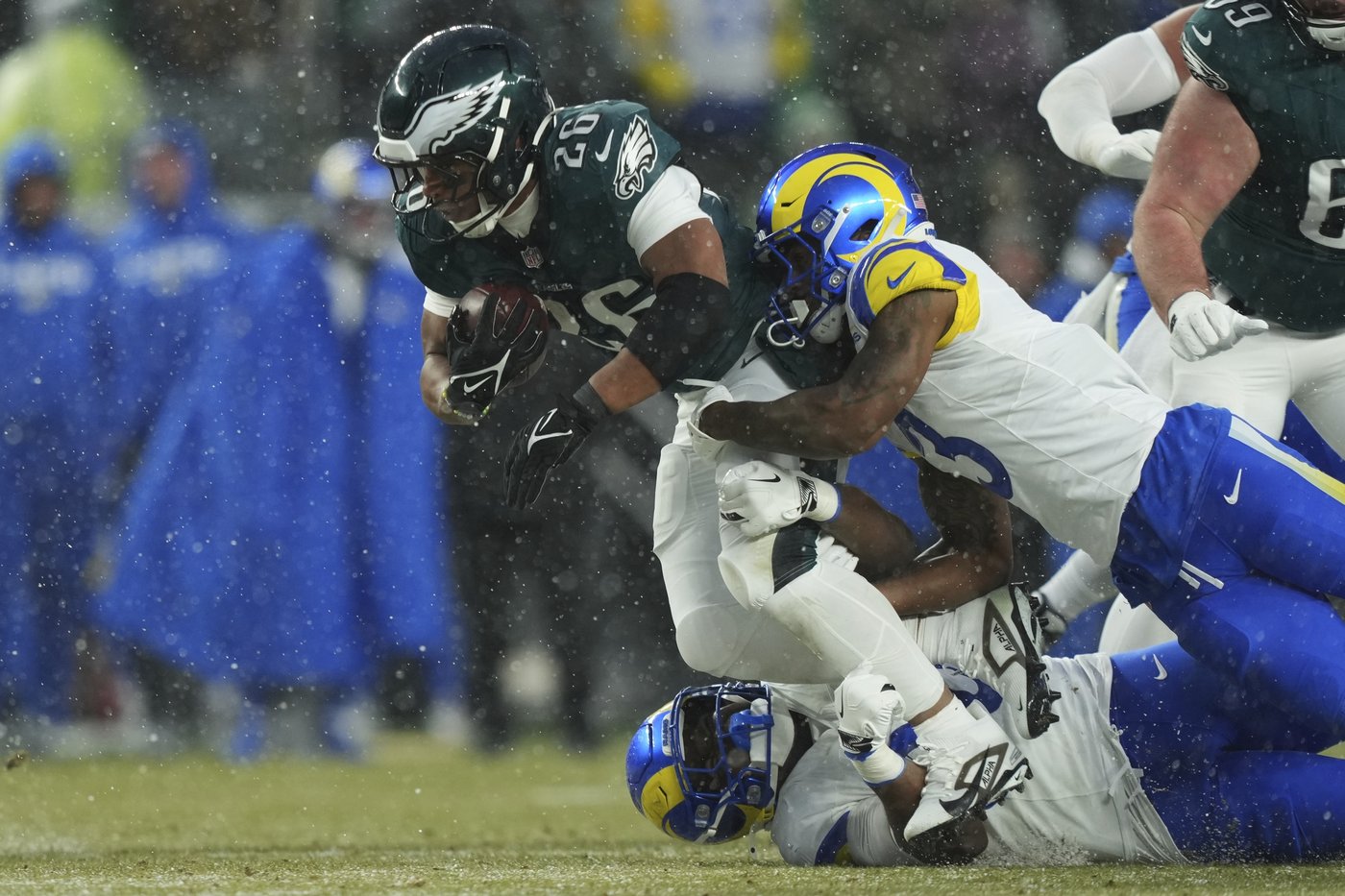 Barkley runs for 78- and 62-yard TDs in the snow and Eagles top Rams 28-22 to head to NFC title game | iNFOnews.ca Barkley runs for 78- and 62-yard TDs in the snow and Eagles top Rams 28-22 to head to NFC title game | iNFOnews.ca