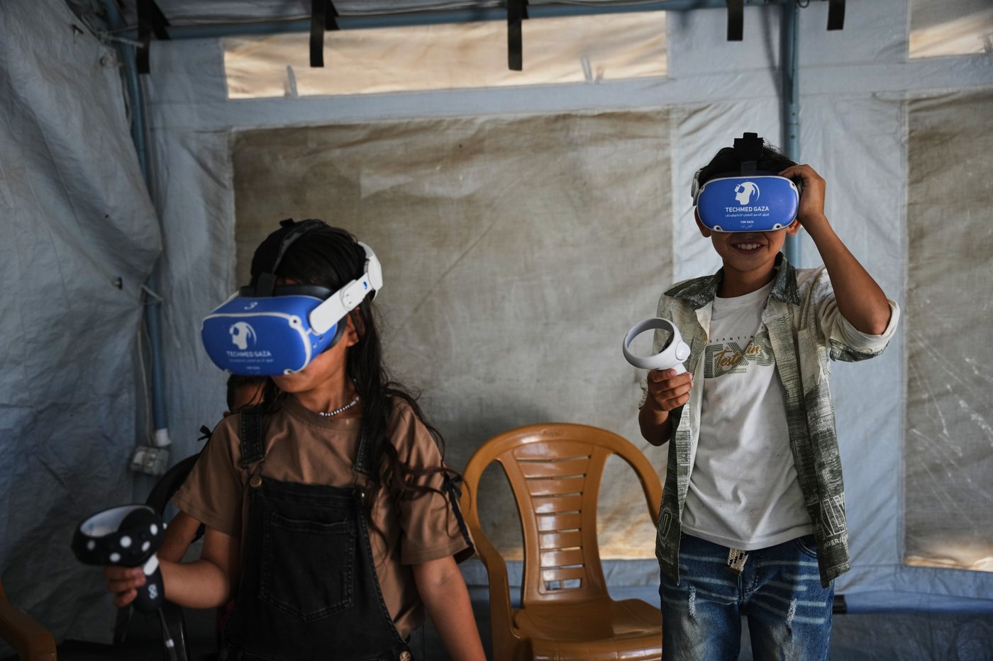 Photos of virtual reality sessions offering psychological support in Gaza | iNFOnews.ca