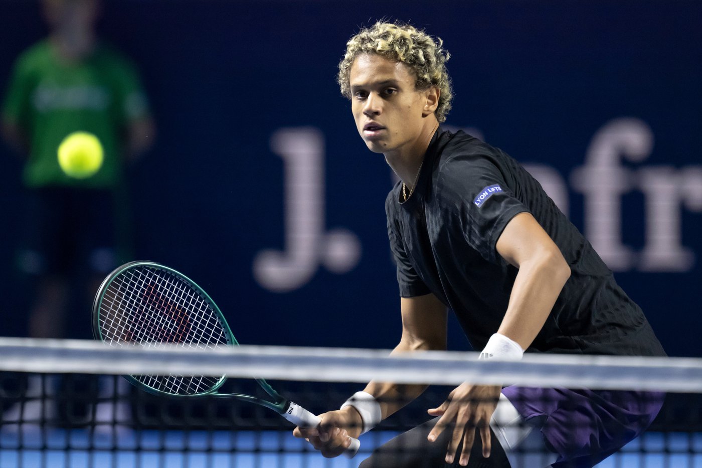 Montreal's Auger-Aliassime keeps ATP Finals hopes alive with first-round win in Paris | iNFOnews.ca