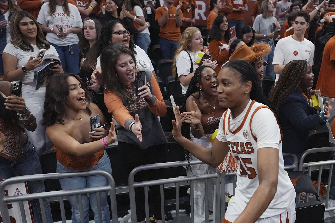 No. 4 Texas knocks off No. 2 South Carolina to forge 3-way tie atop SEC standings | iNFOnews.ca