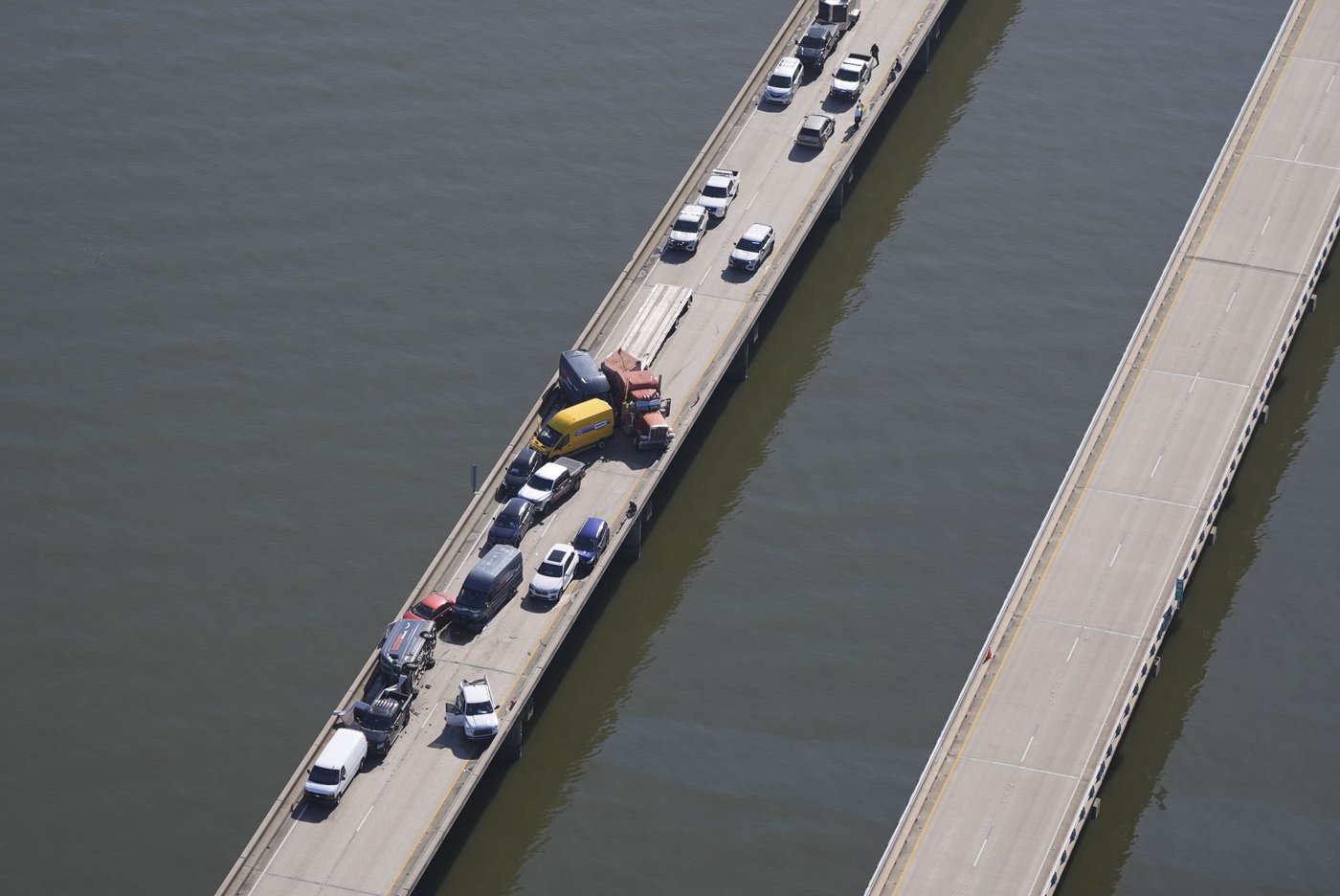 Car crashes in foggy weather injure 33 people and force bridge near New Orleans to close for hours | iNFOnews.ca
