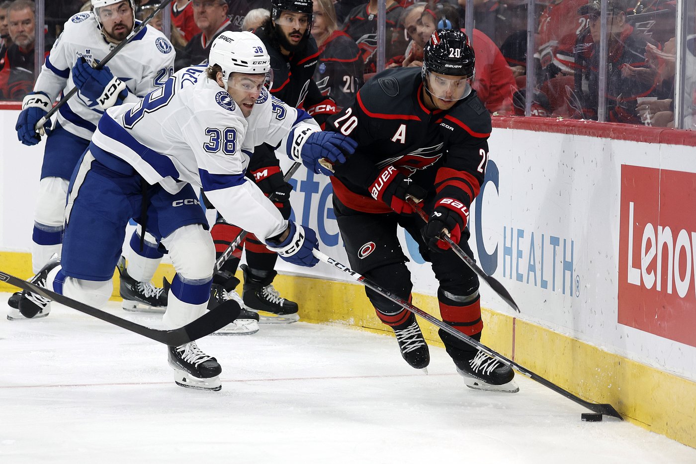 Kucherov scores go-ahead goal, two empty-netters to push Lightning past Hurricanes in season opener | iNFOnews.ca
