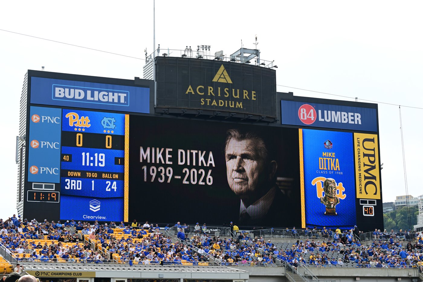 Bears-Packers game features tributes to Mike Ditka on the field and in the stands | iNFOnews.ca