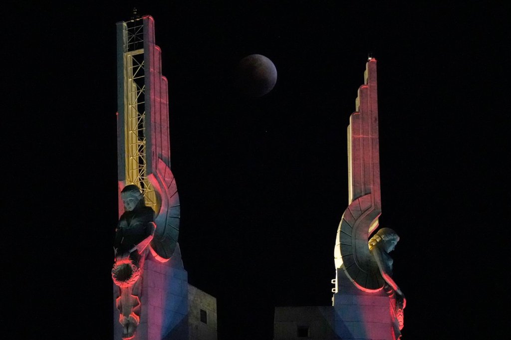 iN PHOTOS: Blood-red moon and total lunar eclipse | iNFOnews.ca