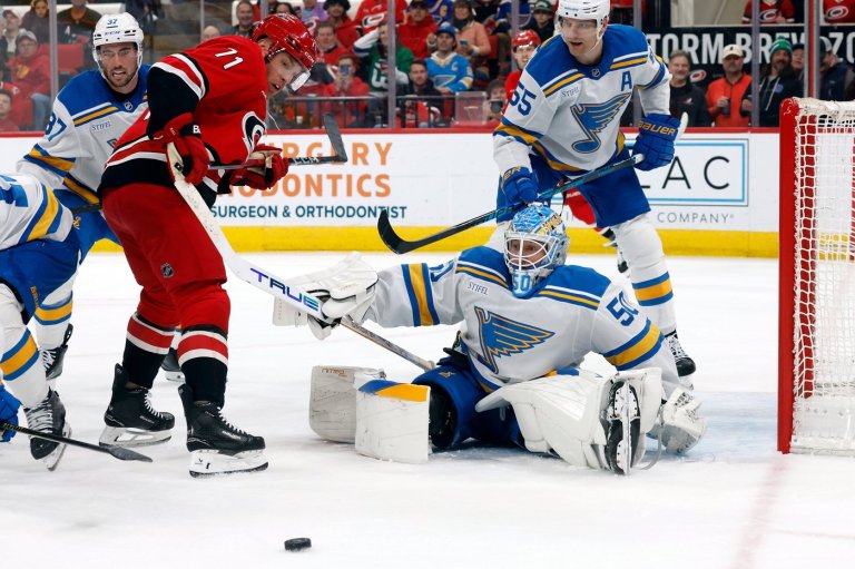 Snuggerud scores 2, Binnington stops 31 shots as Blues beat East-leading Hurricanes 3-1 | iNFOnews.ca