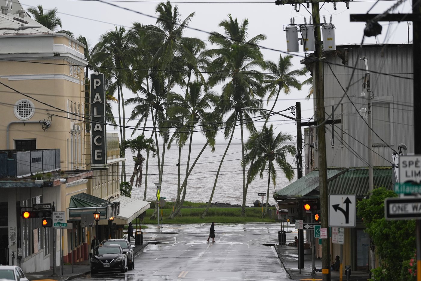 Hurricane Nolo skirts Hawaii but could still unleash powerful winds, flash flooding | iNFOnews.ca