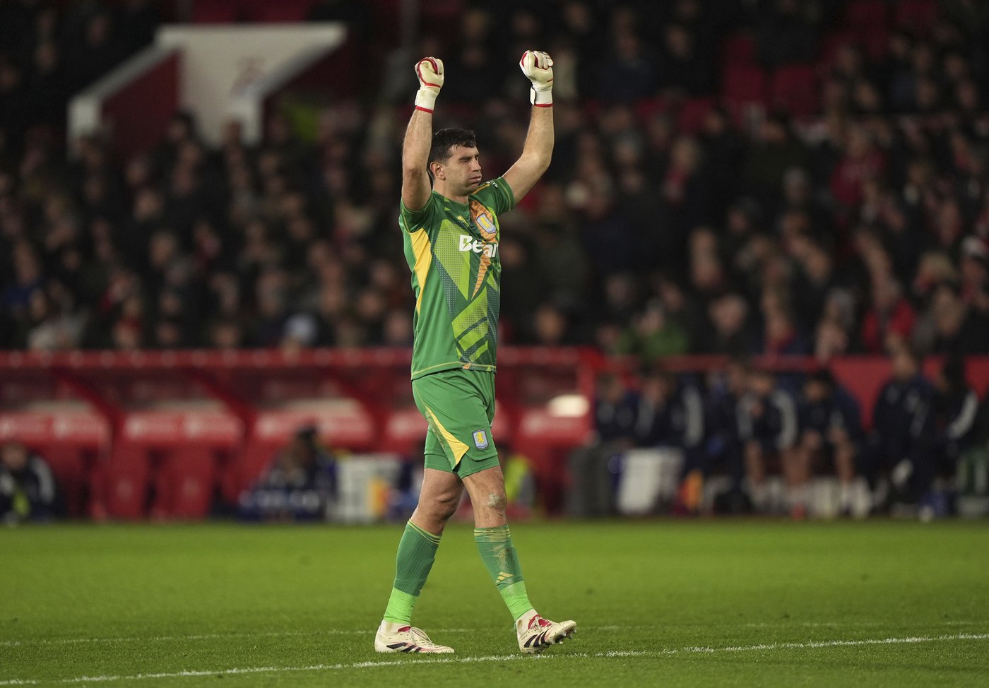 Emi Martinez produces astonishing behind-the-back save for Aston Villa | iNFOnews.ca Emi Martinez produces astonishing behind-the-back save for Aston Villa | iNFOnews.ca