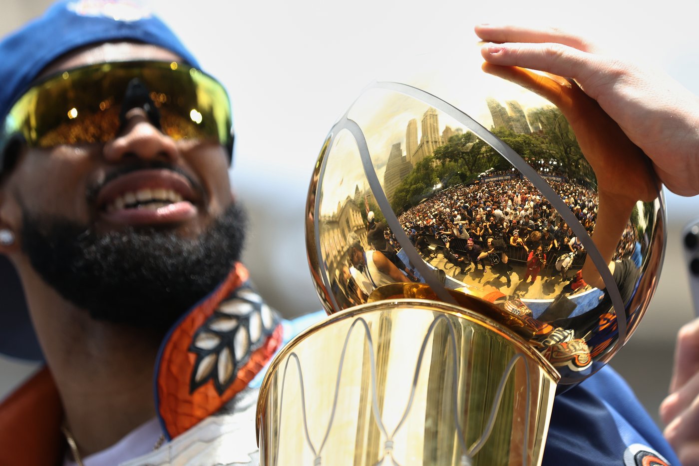 New York Knicks revel in their NBA victory parade as joyous fans and celebs fill the streets | iNFOnews.ca