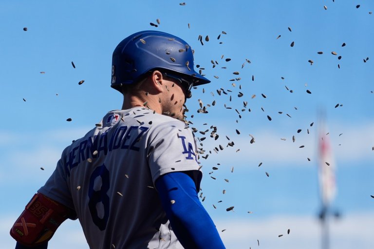 Kiké Hernández hits tiebreaking home run leading off 9th to lift Dodgers over Giants 4-3 | iNFOnews.ca