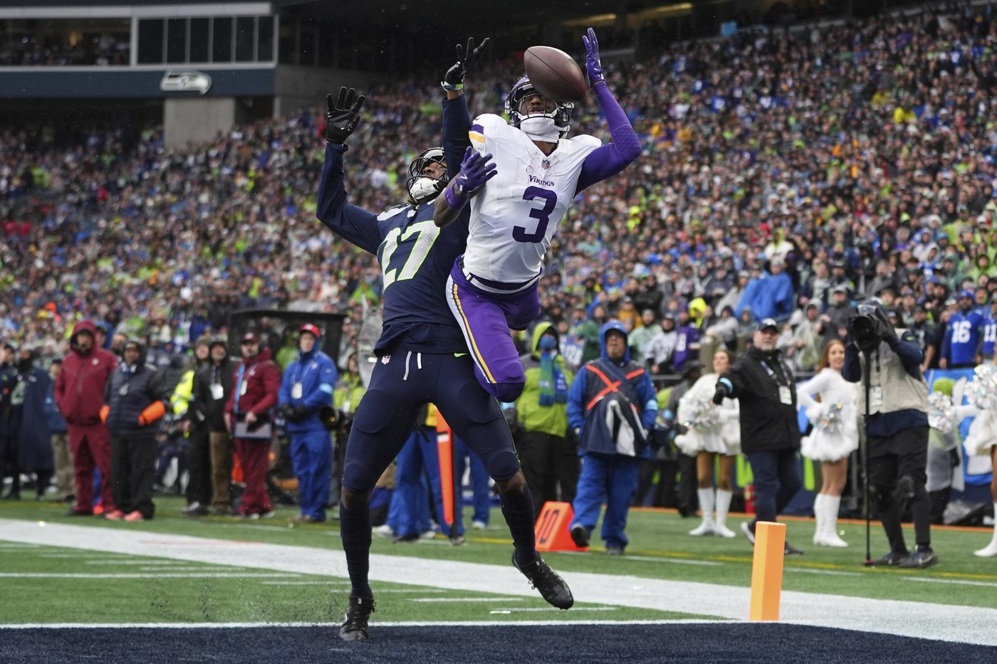 Sam Darnold and Justin Jefferson lead surging Vikings past Seahawks 27-24 | iNFOnews.ca