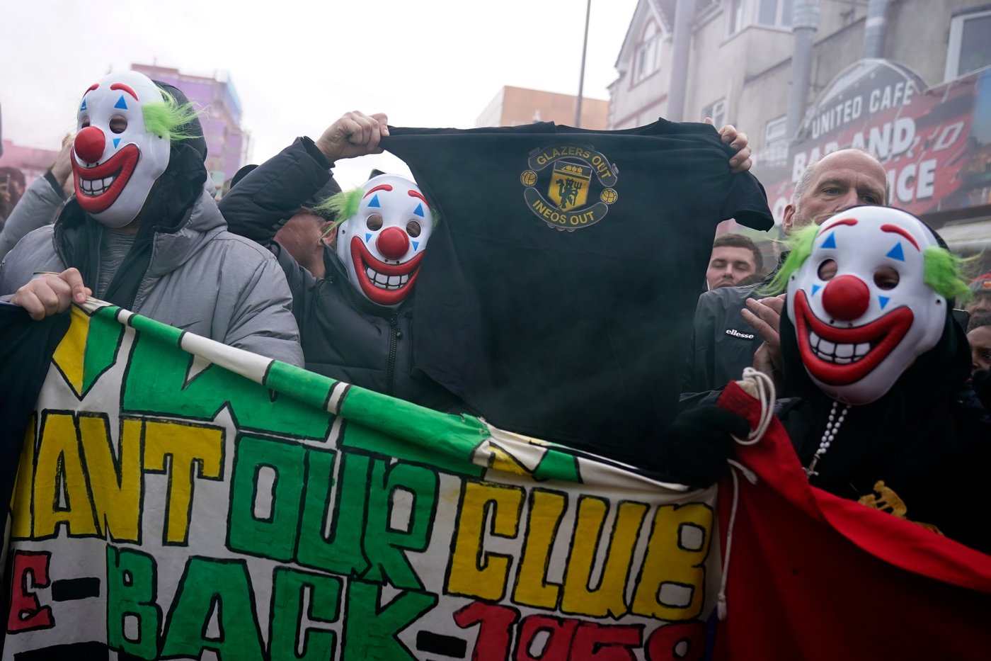 Man United fans wear clown masks in latest protest at club's owners | iNFOnews.ca Man United fans wear clown masks in latest protest at club's owners | iNFOnews.ca