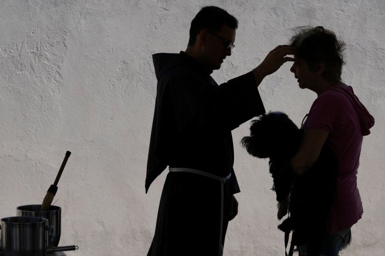 Brazil blesses its pets, Haitians bury the dead, and more top photos this week from Latin America | iNFOnews.ca