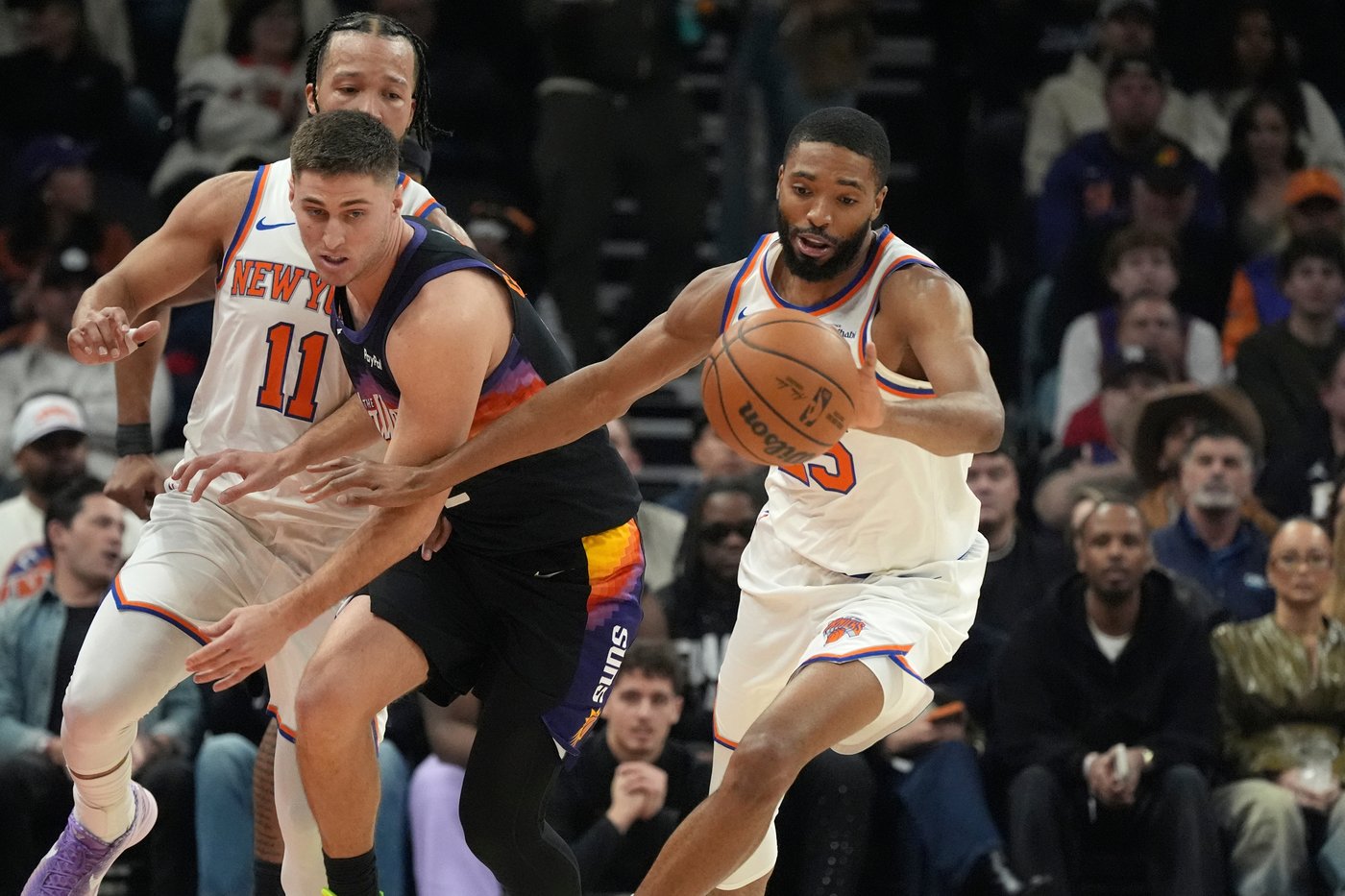 Booker scores 31 points, Brooks adds 27 as Suns hold on to beat Knicks 112-107 | iNFOnews.ca Booker scores 31 points, Brooks adds 27 as Suns hold on to beat Knicks 112-107 | iNFOnews.ca