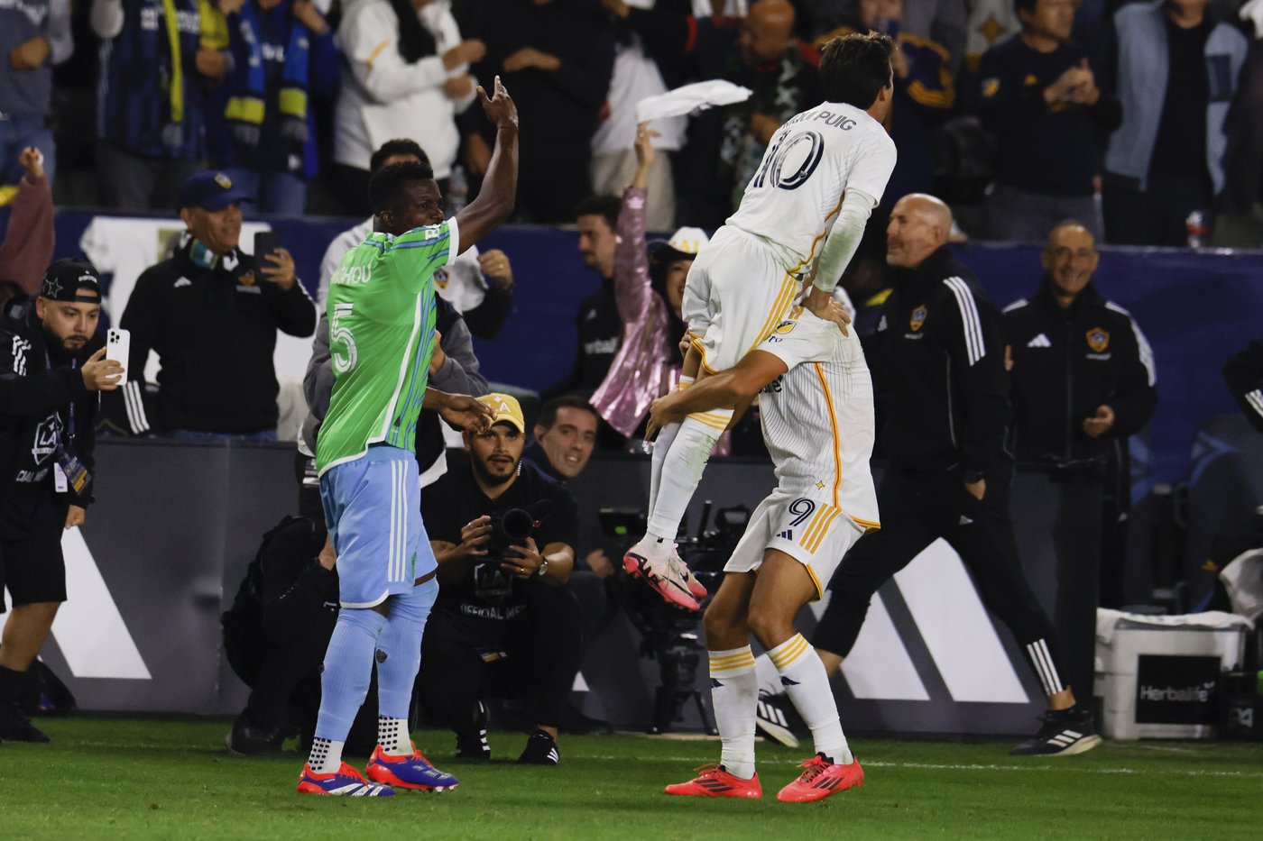LA Galaxy advance to first MLS Cup in 10 years with 1-0 win over Seattle in Western Conference final | iNFOnews.ca