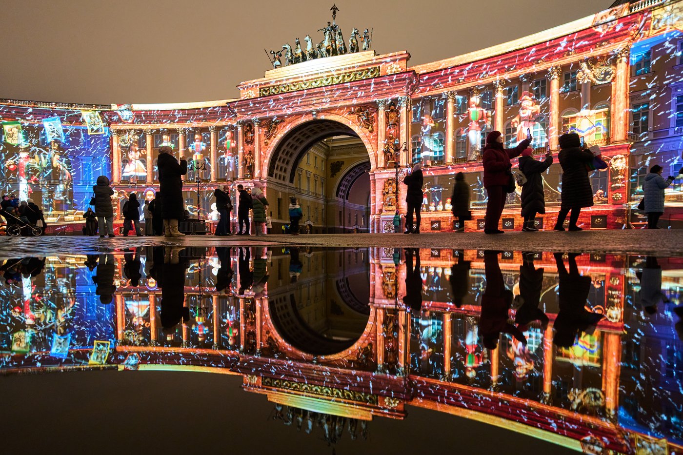 Photos show a world aglow with holiday lights | iNFOnews.ca