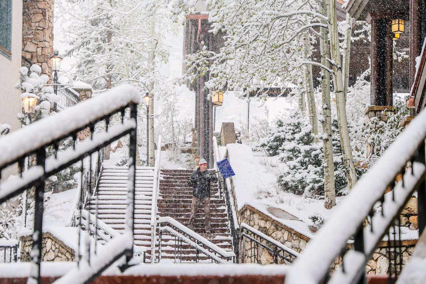 A late spring snowstorm slams Colorado, closing schools and disrupting commuters | iNFOnews.ca