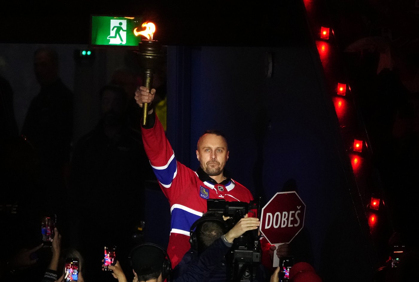 Former Canadiens goalie Halak carries torch to raucous ovation before playoff game | iNFOnews.ca Former Canadiens goalie Halak carries torch to raucous ovation before playoff game | iNFOnews.ca