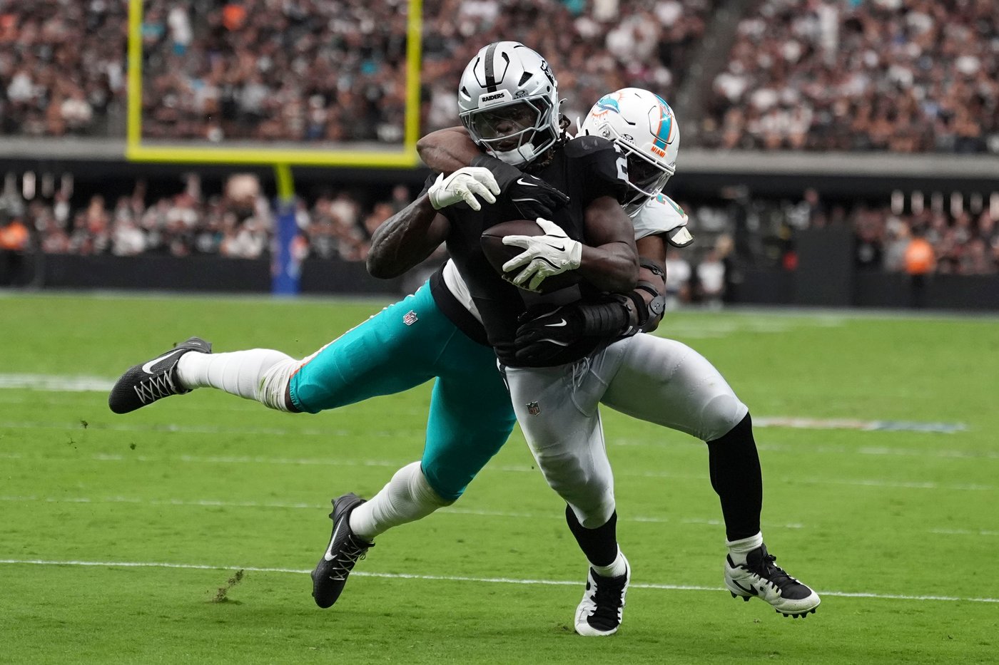 Raiders' Ashton Jeanty puts tough rookie year behind him with big debut in year 2 | iNFOnews.ca Raiders' Ashton Jeanty puts tough rookie year behind him with big debut in year 2 | iNFOnews.ca