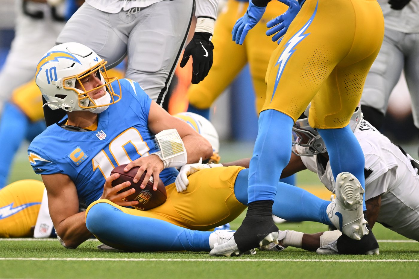 Chargers' Justin Herbert is off to a rough start under new coordinator Mike McDaniel | iNFOnews.ca