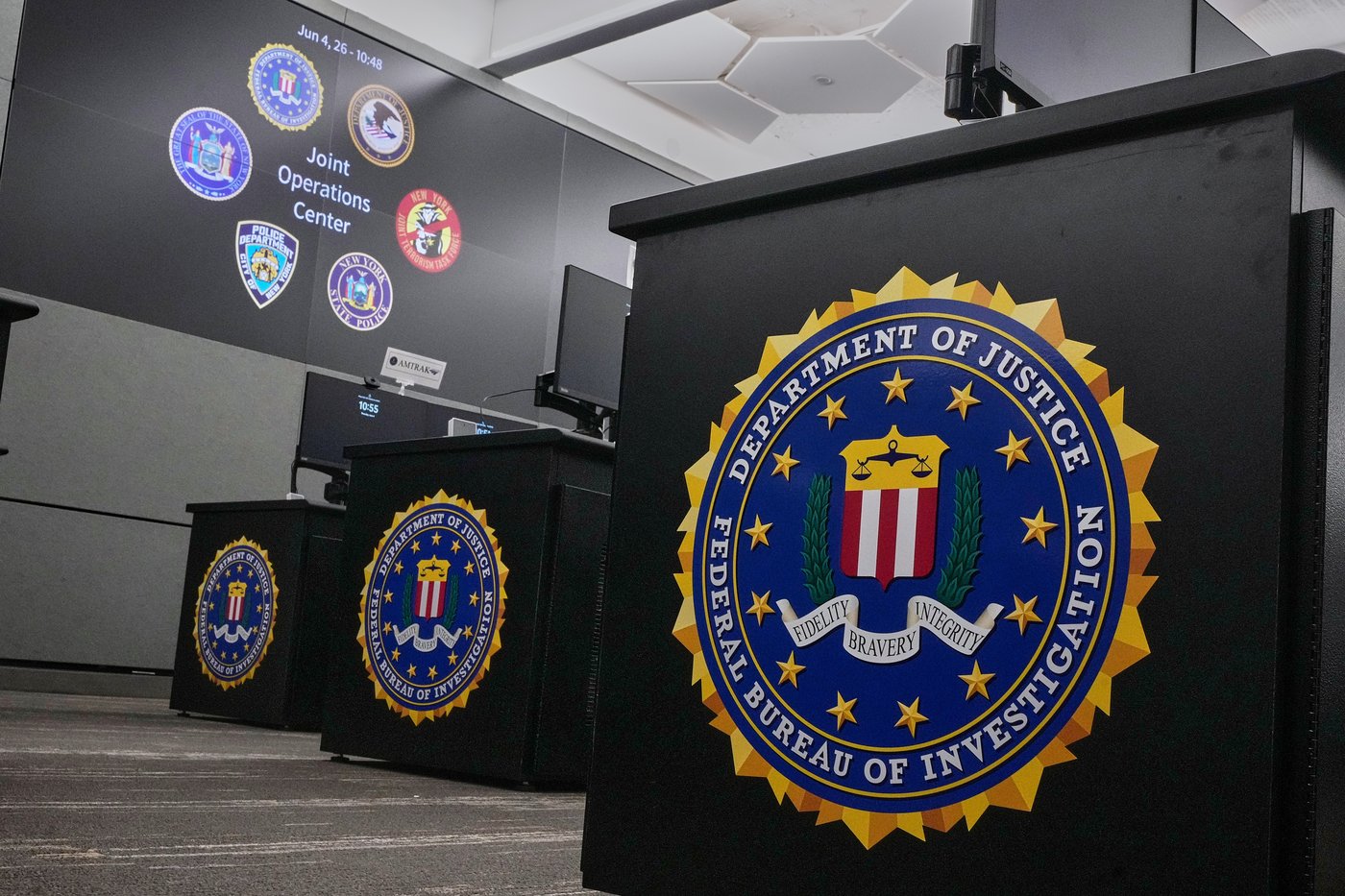 Top FBI agent in Chicago abruptly leaving post after being pushed to retire, AP sources say | iNFOnews.ca