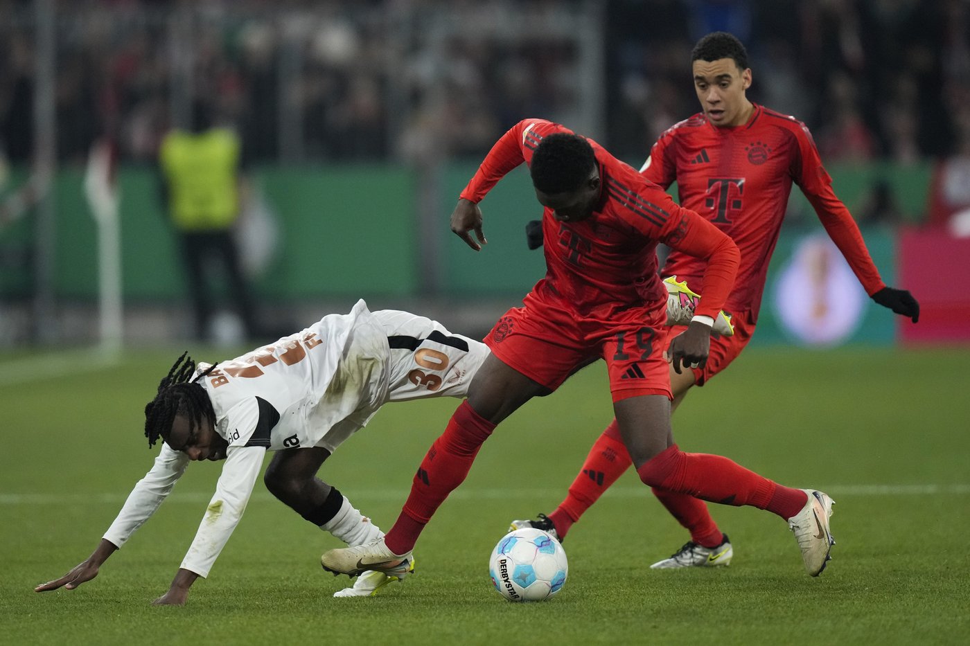 Canada captain Alphonso Davies sidelined by hamstring strain playing for Bayern | iNFOnews.ca Canada captain Alphonso Davies sidelined by hamstring strain playing for Bayern | iNFOnews.ca