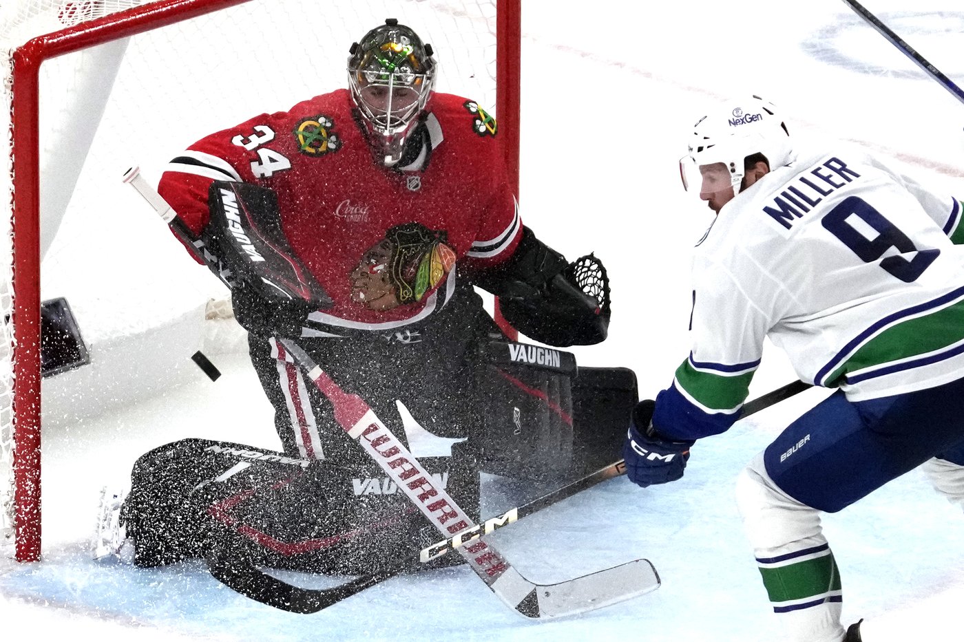 Heinen scores twice as the Canucks beat the Blackhawks 6-3 for their 3rd straight win | iNFOnews.ca Heinen scores twice as the Canucks beat the Blackhawks 6-3 for their 3rd straight win | iNFOnews.ca