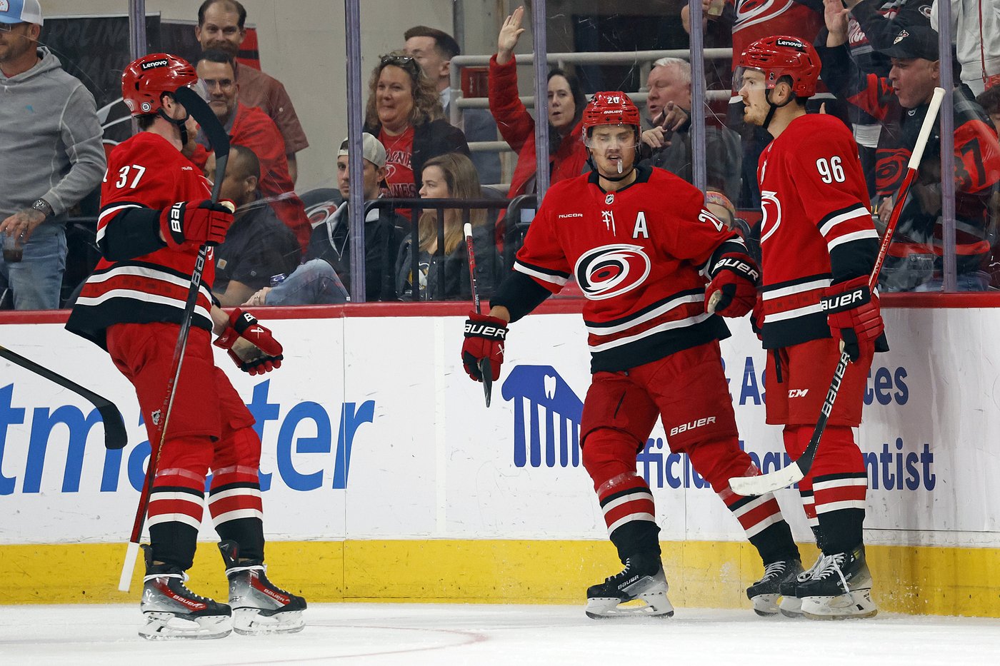 Hurricanes make it eight straight with 5-1 win over Penguins | iNFOnews.ca