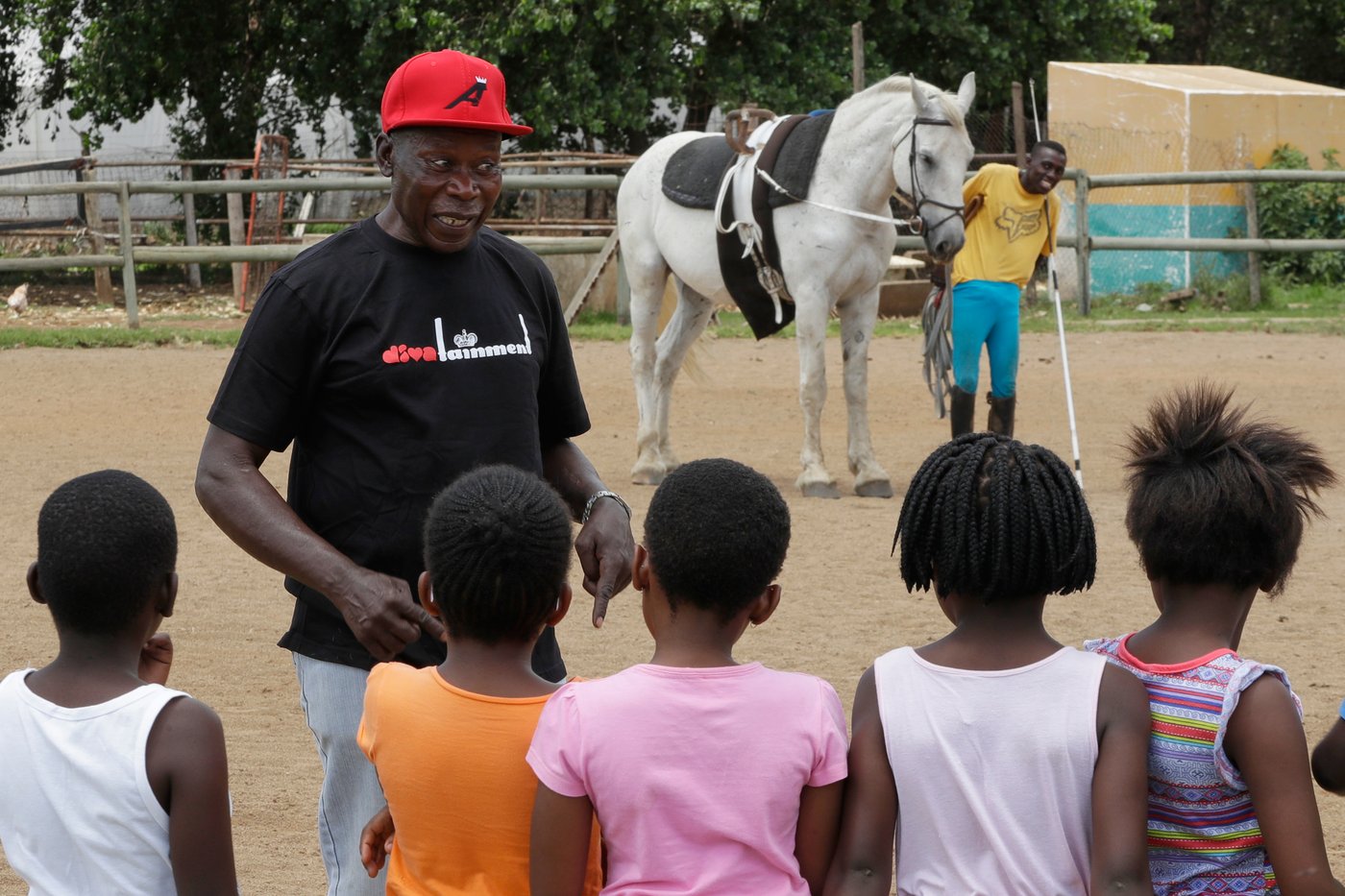 Enos Mafokate, South Africa’s first Black show jumping champion, dies at 80 | iNFOnews.ca