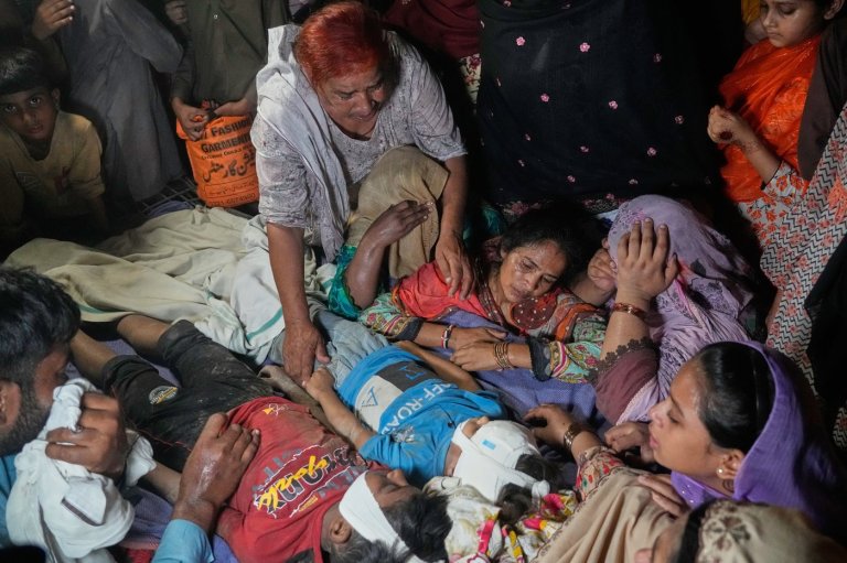 Roof of tutoring center collapses in eastern Pakistan, killing at least 14 children | iNFOnews.ca