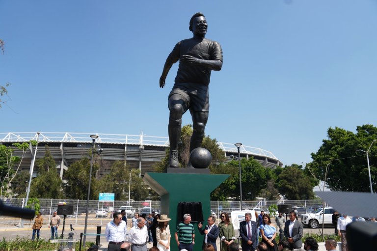 Towering statue of Pelé unveiled in Guadalajara ahead of the World Cup | iNFOnews.ca