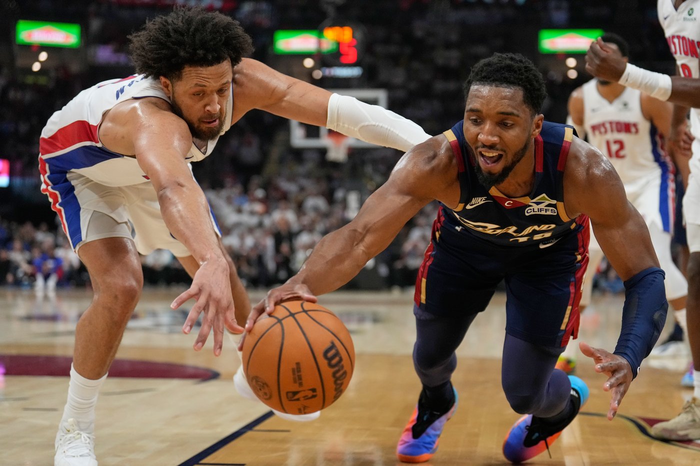 Mitchell ties NBA playoff mark with 39 points in 2nd half as Cavs even series vs. Pistons 112-103 | iNFOnews.ca